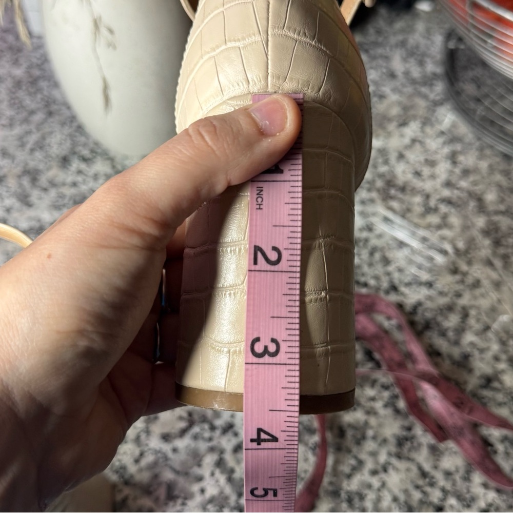Marc Fisher EUC Gilson Faux Croc Leather Elegant Cream Block Heel Pumps Size 9 - Picture 10 of 10